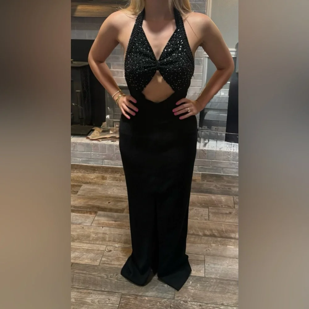 Elegant Black Evening Dress - Picture 4 of 13